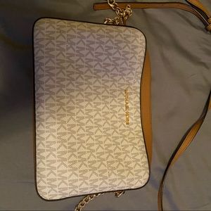 MICHAEL Michael Kors
Signature Item Crossbody